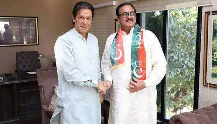 دو روز پہلے فاروق بندیال کو عمران خان نے اپنے ہاتھوں سے پی ٹی آئی کا مفلر پہنا کر تحریک انصاف میں شامل کیا تھا۔