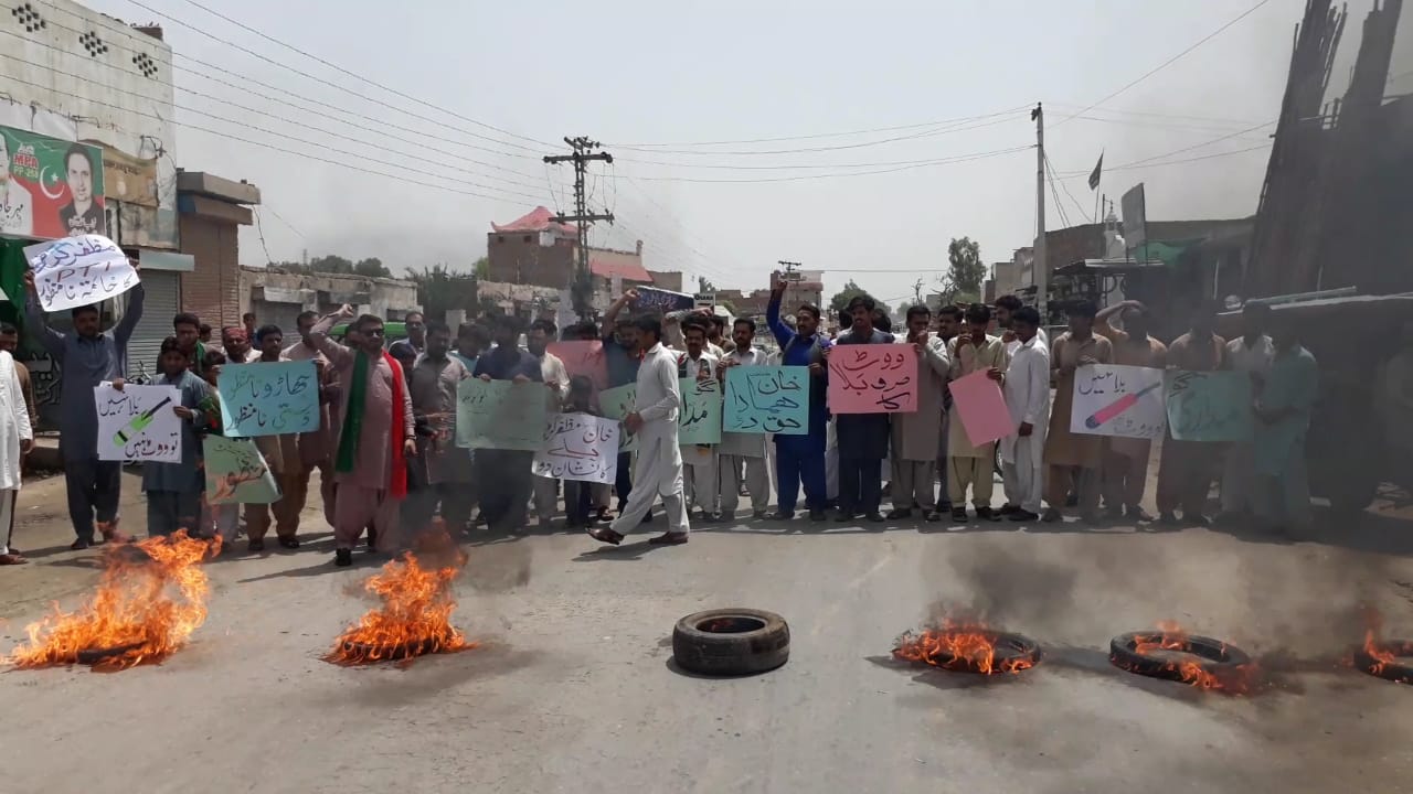 جمشید دستی کے مدمقابل پارٹی کے امیدوار کا اعلان نہ کرنے پر شدید احتجاج کیااور ٹائر جلاکر سڑک بلاک کردی