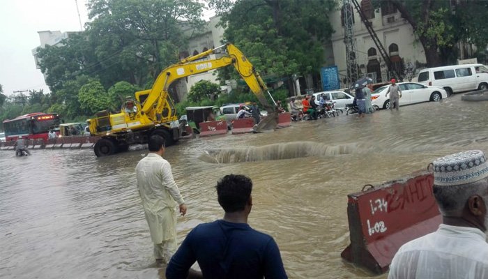 لاہور میں آج بھی بارش، جی پی او چوک پر شگاف کی انکوائری کیلئے کمیٹی قائم